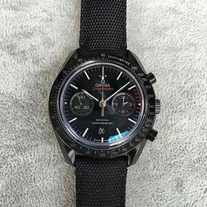 JH tuottaa Omega Speedmaster Moon Dark Side -keraamisen kellon 44,2 mm: n mustan keraamisen kotelon päällystetyllä nylonkangashihnalla