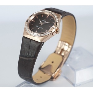 Omega Constellation Double Eagle Series Diamond 18K Or Rose Montre à Quartz pour dames Bracelet en cuir noir Mouvement à quartz d'origine suisse Assemblée de Hong Kong