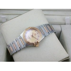 Montre pour femme de la série Omega Constellation Boîtier en diamant Boîtier en or rose 18 carats Bracelet en acier inoxydable Boîtier romain Montre pour femme à quartz suisse en or à deux broches.