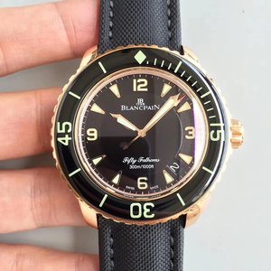 ZF Blancpain 50?/50 Cuardaigh ZF Blancpain 50? Leagan deiridh shipped, a thagann le péire de buckle strap, dhá scriúire agus dhá scriúnna cluaise