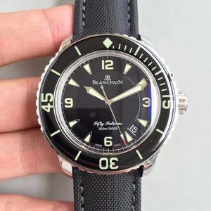 ZF Blancpain 50?/50 Cuardaigh ZF Blancpain 50? Leagan deiridh shipped, a thagann le péire de buckle strap, dhá scriúire agus dhá scriúnna cluaise