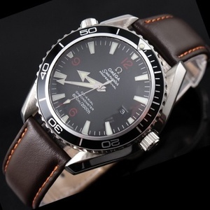 Sveitsisk klokke Omega Seamaster 007-serie i lær med svart keramisk ring og stang skala trehånds automatisk mekanisk herreklokke sveitsisk bevegelse.